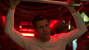 Mannen. Brad Pitt har insett att det inte är så lätt att vara ensamma Roy i rymden. Brad PItt poserar.