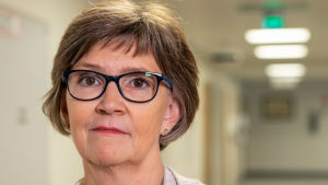 Carola Lindholm överskötare vid Raseborgs sjukhus har lång erfarenhet av nyutexaminerade sjukskötare. Porträttbild av Carola Lindholm.