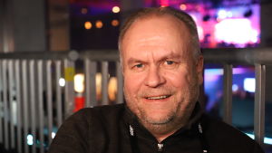 Timo Tirkkonen vill ha stora vinster eftersom placeringarna är så riskfyllda. En medelålders man i svart tröja.