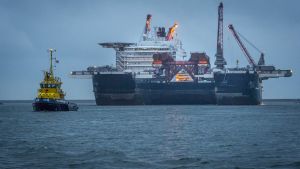 Det Schweiziska bolaget Allseas som bygger Nord Stream väntas ta största smällen av sanktionerna. Sveitsiläisen Allseas-yhtiön laiva, Pioneering Spirit on ollut laskemassa kaasuputkea Itämerellä.