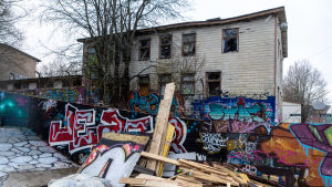 Intill ödehuset har en skatepark börjat växa till sig. Graffitimålning på ödehus.