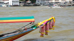 Thailands största flod Chaophraya anses ge Bangkok en unik särprägel. Under regnperioden stiger den ofta över sina bräddar. En färggrann flodbåt guppar i floden Chaophraya.