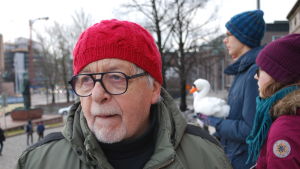 Juhani Lehto tror att det är realistiskt att Finland blir klimatneutralt 2035, men det kräver mycket internationellt samarbete, inte bara nationella beslut. Klimatdemonstrant i röd mössa på riksdagens trappa.