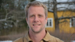 Claus Blomberg anser att det är en livsstil att vara bonde. Lantbrukaren Claus Blomberg ser in i kameran.