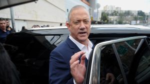 Oppositionsledaren, ex-generalen Benny Gantz erkände sin förlust kort efter att vallokalerna hade stängt. Oppositionsledaren, ex-generalen Benny Gantz erkände sin förlust kort efter att vallokalerna hade stängt.