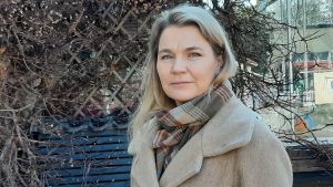 Barnpsykiater Heidi Hedström är bekymrad över föräldrarnas ork särskilt med utsatta barn och unga. Rutiner är viktiga för alla, håll fast vid dem, uppmanar hon. Heidi Hedström i trädgården.