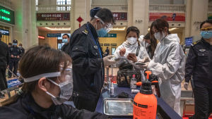 Kontrollerna och säkerhetsåtgärderna på järnvägsstationen i Wuhan var fortsatt rigorösa på onsdagen. Kontrollerna och säkerhetsåtgärderna på järnvägsstationen i Wuhan var fortsatt rigorösa på onsdagen.