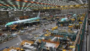 Boeings väldiga fabriker har arbetat för högtryck under de senaste åren Flera flygplan byggs inne i boeings väldiga fabrikshall i Seattle