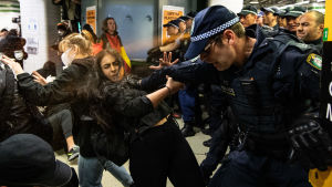 Polisen i Sydney sprutar pepparspray mot demonstranter efter en protest mot polisvåld och rasism i Australien. Ppolisen i Sydney sprayar pepparspray mot demonstranter i Sydney, Australien. Demonstranterna protesterar mot att så många aboriginer dött i polishäkte i Australien - protesten är också kopplad till Black Lives Matter -rörelsen i USA.