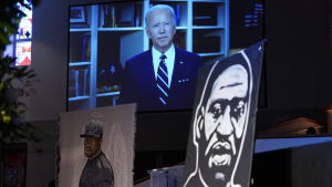 Presidentkandidaten Joe Biden medverkade med en videohälsning i ceremonin. Joe Biden på en skärm, och bilder av George Floyd i förgrunden.