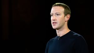 Mark Zuckerberg meddelade om nya åtgärder mot hatretorik på Facebook för ett par dagar sedan. Facebooks vd Mark Zuckenberg mot en svart bakgrund. Han talar och har en svart liten knappmikrofon fast i sin mörkblå tröja.