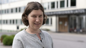 Emmi Sarvikivi tycker inte att barnen ska krama tomten i år. Emmi Sarvikivi , Asiantuntijalääkäri , THL , 23.7.2020