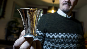 Den här brännvinsbägaren från Åbo är över 200 år gammal. En brännvinsbägare från 1800-talet som Veli Pekka Toropainen håller i handen.