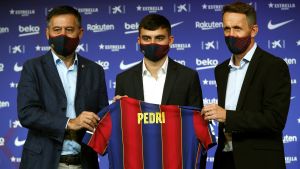 Josep Maria Bartomeu (till vänster) och Ramon Planes tillsammans med nyförvärvet Pedri tidigare i augusti. Josep Maria Bartomeu, Pedri och Ramon Planes på presskonferens.