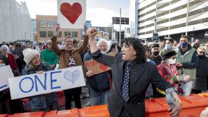 Överlevande, offrens anhöriga och deras vänner jublade då de hörde domslutet i Christchurch. Överlevande, offrens anhöriga och deras vänner jublade då de hörde domslutet i Christchurch.