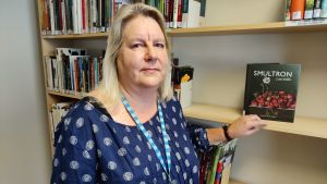 Anne Nylund är ansvarig bibliotekarie för Karisbibban. Porträttbild av Anne Nylund.