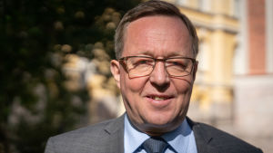 Näringsminister Mika Lintilä vill utreda vad som ska vara en skälig nivå för företagsstöd. Näringsminister Mika Lintilä vill se över konstnadsstödet