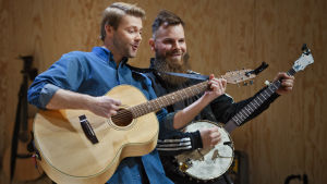 Alexander Wendelin (till vänster) står för föreställningens roligaste (och gräsligaste) musiknummer. Till höger Kalle Ruusukallio. Alexander Wendelin och Kalle Ruusukallio i föreställningen "Once" på Lilla Teatern i Helsingfors hösten 2020.