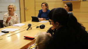 Maria och Varja lyssnar på riksdagsledamötena Mari Rantanen och Anneli Kiljunen Maria och Varja lyssnar på riksdagsledamötena Mari Rantanen och Anneli Kiljunen