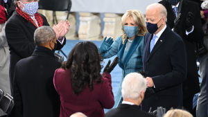 Presidentparet Biden lämnar installationsceremonin. Joe Biden och frun Jill lämnar ceremonin.
