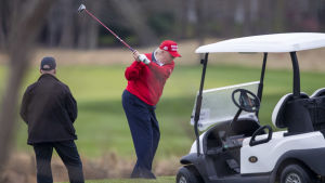 Donald Trump har inte varit särskilt synlig i offentligheten under de senaste veckorna. Donald Trump spelar golf.
