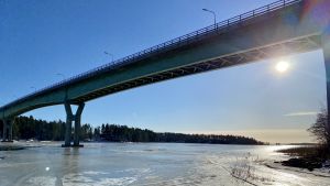 Isen under Emsalö bro är i dåligt skick. Söder om bron lönar det sig inte att ens försöka gå ut, men också på annat håll måste man vara väldigt försiktig. Det är bäst att hålla sig på torra land. Vy mot Emsalö bro från sjöbevakningsstationen Kuggen. Solen lyser på isen som är öppen ställvis.