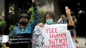 Demonstranter utanför toppmötesplatsen i Jakarta vädjade om en återgång till demokrati i Myanmar. Demonstranter utanför toppmötesplatsen i Jakarta vädjade om en återgång till demokrati i Myanmar.