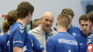 Ola Lindgrens Finland hade inget att säga till om i Århus. Ola Lindgren instruerar finländska landslagsspelare.