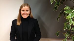 Linda Fröberg-Niemi tycker att den förebyggande coronaåtgärden är viktig, men betonar att det inte kommer vara lika lätt för alla föräldrar att stanna hemma med ett sjukt barn. Linda Fröberg-Niemi