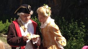 Ingemar Raukola och Alexandra Gustafsson leder barngrupperna genom äventyret. Ingemar Raukola och Alexandra Gustafsson leder barngrupperna genom äventyret.