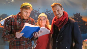 Staffan Gräsbeck, Eva Fyrqvist och Jontti Granbacka är alla med på turnén. BUU-klubbsledarna Staffan, Eva och Jontti tittar på manuset för årets julkalender.