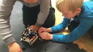 Ett barn kan gott lära sig sociala färdigheter i andra relationer än till ett syskon. Barn som leker med lego.