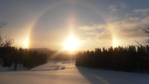 auringonlasku talvisessa maisemassa