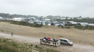 Över 7000 personer bor i lägret som Callas Calais Jungle. Över 7000 personer bor i kojor och tält i flyktinglägret i Calais.