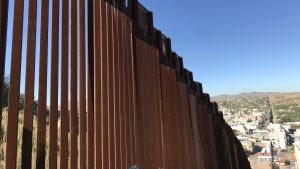 Höjden på staketet som delar landskapet varierar från några meter till uppemot tio meter. Staket mellan Mexiko och USA i Nogales i Arizona.