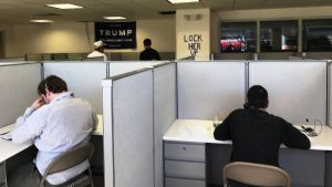 Lås in henne! Så står det på skylten på väggen i republikanernas kampanjlokal där frivilliga ringer samtal för Donald Trump. Den som åsyftas är motkandidaten Hillary Clinton. I republikanernas kampanjlokal sitter frivilliga som ringer samtal för Donald Trump.