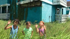 Scooty (Christopher River) Moonee (Brooklynn Prince) och Janecy (Valeria Cotto). The Florida Project -elokuva