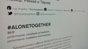 Texterna invid verken i utställningssalen ska vara läsliga också för en tolvåring. Text invid verket #alonetogether som ingår i ARS17.