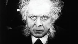 Rudolf Klein-Rogge eli tohtori Mabuse naamioituneena. Kuva Fritz Langin elokuvasta Tri Mabuse – ihmispeto (1922).