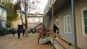 Botbyeleverna flyttade till barackerna i oktober. En gård med trähus och mycket folk, främst barn