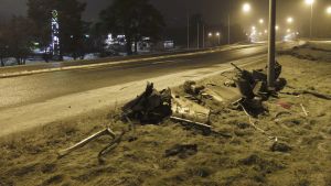 Delar av bilen finns kvar vid vägen. Delar efter bil som förstörts i våldsam olycka i Björneborg.