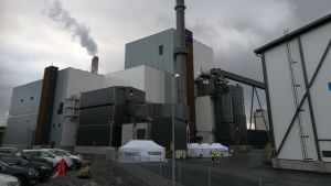 Enligt Åbonejdens Energiproduktion kommer kraftverket att minska på bolagets koldioxidutsläpp med 420 000 ton årligen. Kombikraftverket i Nådendal.