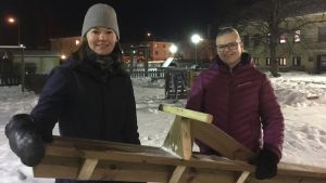 Marie Sjölind och Anneli Bertell vid gungbrädet som byggts på talko. Marie Sjölind och Anneli Bertell utanför Malmögårdens daghem vid gungbrädet som föräldraföreningen byggt på talko.