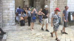 Många turister kommer in i Dubrovniks Gamla stad genom en av de medeltida stadsportarna.