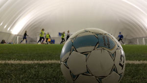 Tack vare övertryckshallar går det att spela fotboll också vintertid, på konstgräs. In i fotbollshallen i Nickby