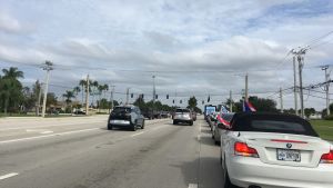 Valkaravanen täpper till en hel körfil. Puerto ricansk valkaravan
