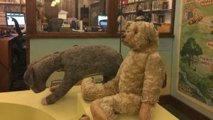 Ihaa ja Nalle Puh – Christopher Robin Milnen oikeat pehmolelut kuuluvat kirjaston kokoelmien ylpeyksiin Eeyore ja Winnie-the-Pooh eli Ihaa ja Nalle Puh – kuuluisien hahmojen esikuvat eli Christopher Robin Milnen alkuperäiset pehmolelut esillä New York Public Libraryssä
