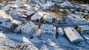 Husägare uppmanas bekanta sig med hur olika system för värme, el och vatten fungerar. Montörer behövs inte alla gånger. Småhusområde i vinterskrud