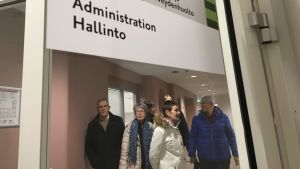 Ungefär 140 tjänstemän jobbar numera i en och samma byggnad. Människor köar under en skylt där det står administration.