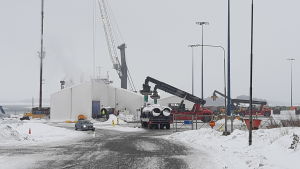 Gasrören till Nordstreamprojektet lastas i Koverhar hamn. Arbeten med gasrör i Koverhar hamn i Hangö.
